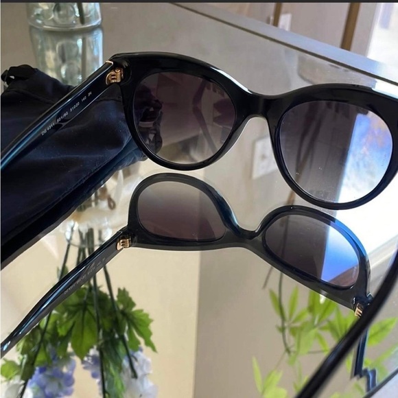 Dolce&Gabbana sunglasses D&G comes with
Box eyewear cat style authentic - Picture 5 of 7